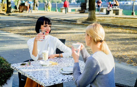 信任的沟通.女朋友喝咖啡,喜欢聊天.真正的友谊友好的亲密关系照片