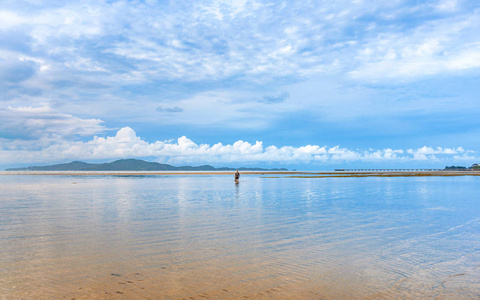 多云蓝天下的渔夫静谧美丽海景图片