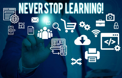 商业图片展示持续学习获取新知识或材料男性人体穿着正装展示使用智能