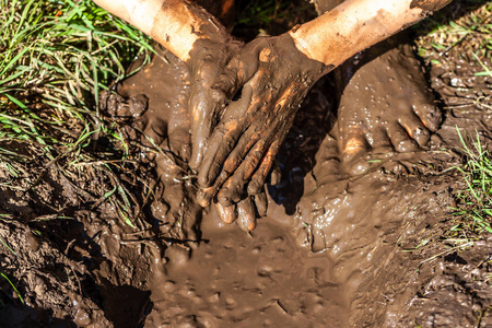 在泥地里工作和玩耍的男孩照片