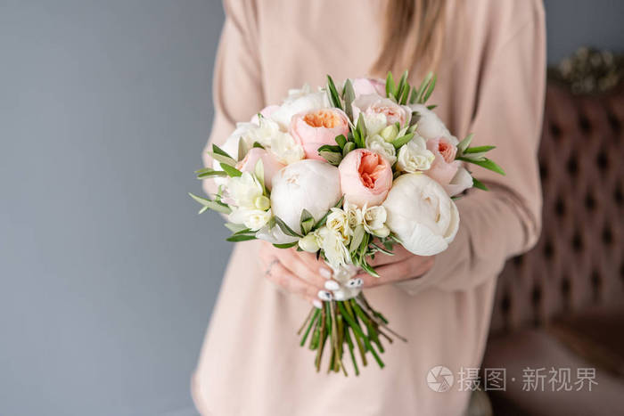 白色新娘花束一束美丽的混合花在女人手中花店概念漂亮的新鲜花束送花