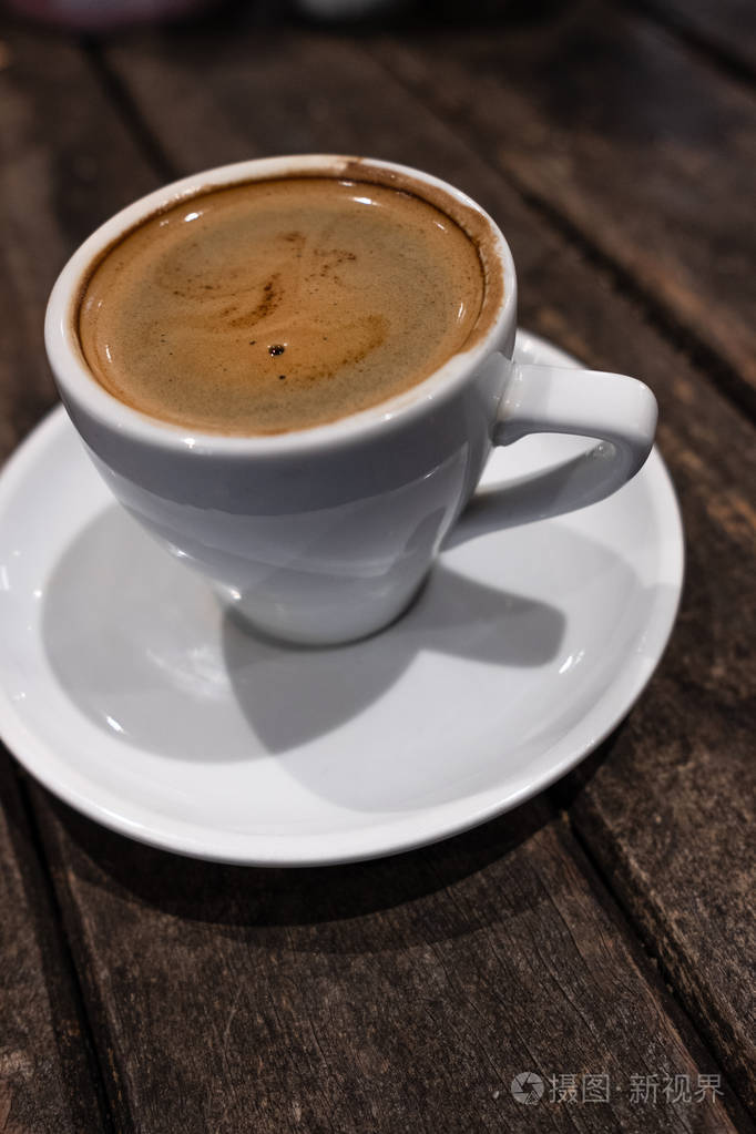深色背景下白色杯子中的双份浓缩咖啡