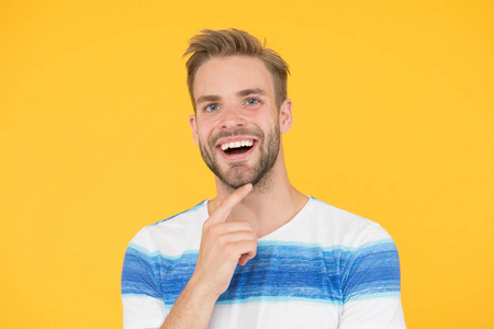 积极的情绪.黄色背景的快乐男人.满脸胡须的男人微笑着.