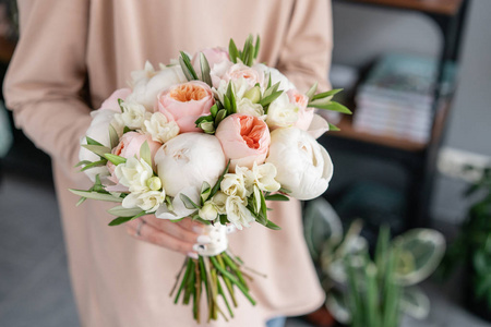 花店概念.漂亮的新鲜花束.送花照片
