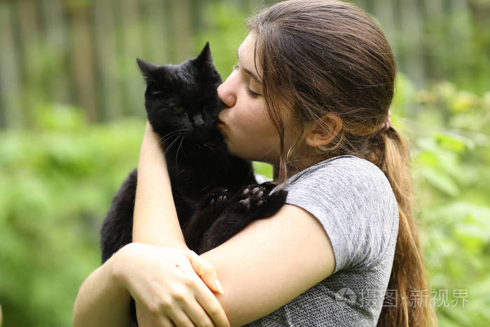 夏日艳照少女抱抱黑猫