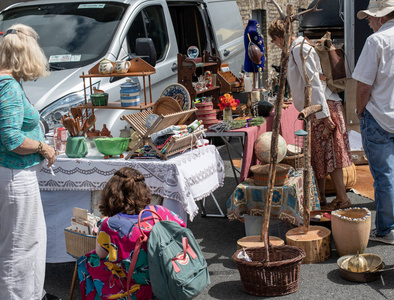 跳蚤集市跳蚤市场女摊贩挑选照片