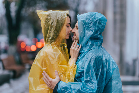 爱在雨中图片