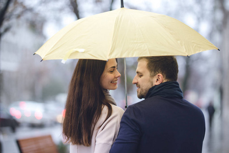 伞头和他的女人图片
