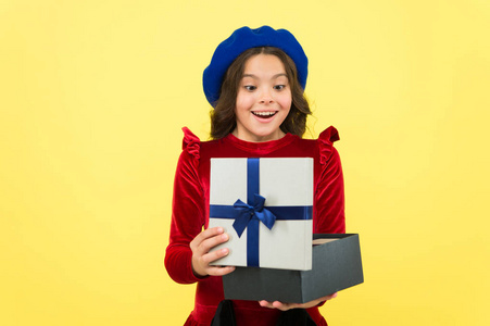 小女孩高兴的礼物.意外惊喜.庆祝生日.为所有人提供礼物解决方案.