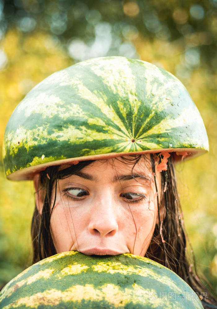 傻丫头一边咬西瓜一边做鬼脸整个秋季系列特价出售难以