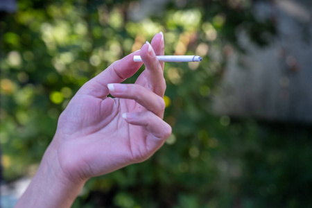 拿着香烟图片大全