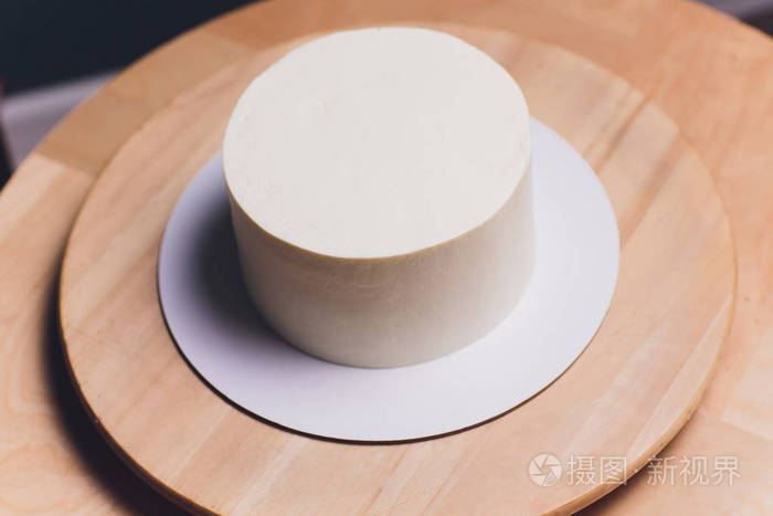 妇女手做饼干蛋糕与白色奶油使用烹饪铲