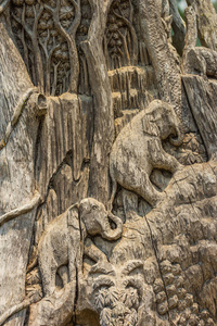 公庙森林中鹿的木雕图片