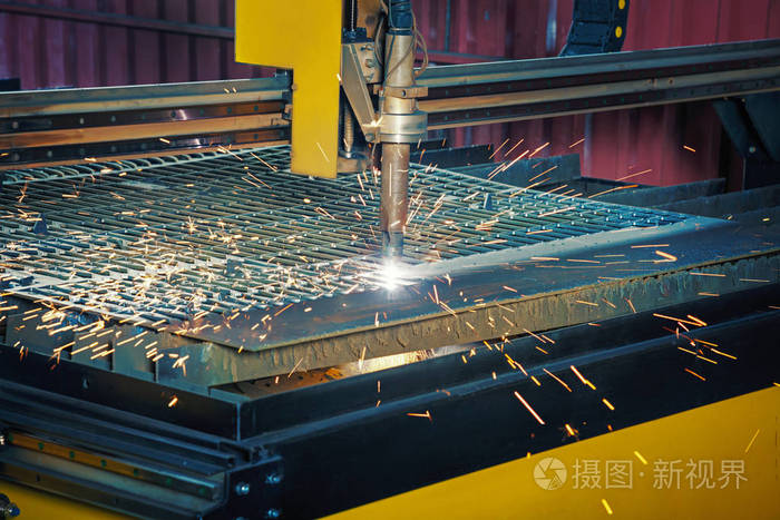 数控气割金属板.激光或等离子切割技术.选择性聚焦和噪声颗粒.火花.