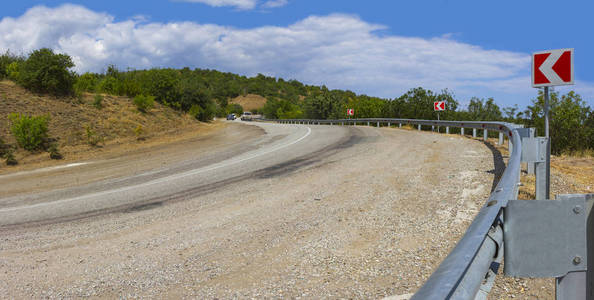 山间蜿蜒的道路全景图片