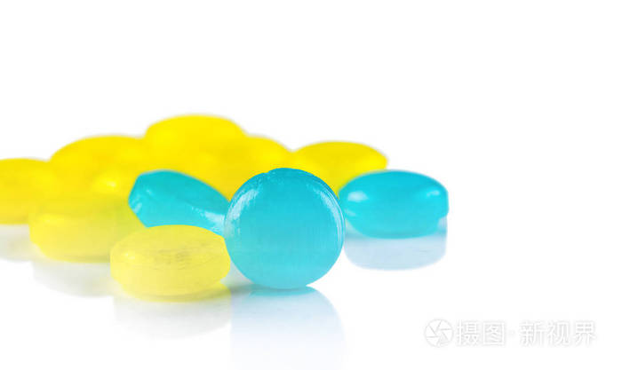 咳嗽和感冒减轻.五颜六色止咳片.蓝色和黄色的圆形糖果或糖果.薄荷味.