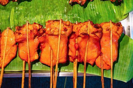 香蕉叶烤鸡串,泰国街头美食照片