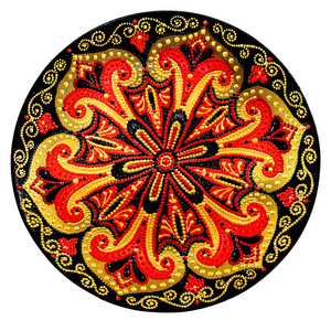 白色背景上画有圆形图案的装饰性陶瓷盘子.照片