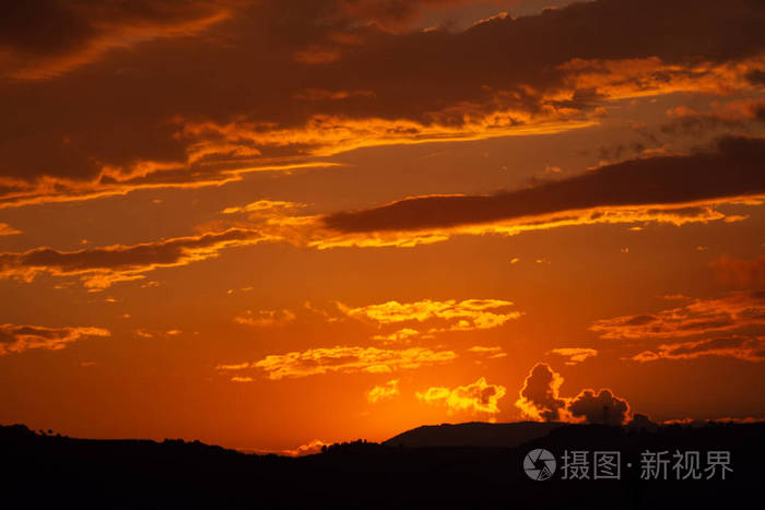 壮丽的落日在山上的风景。