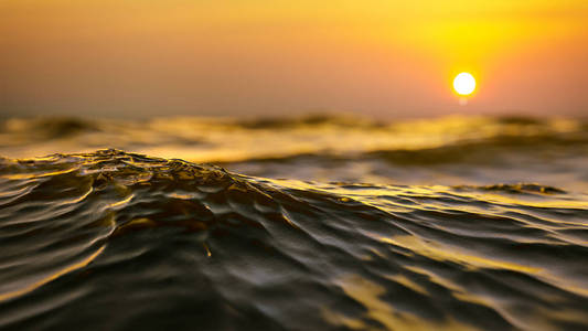 金色夕阳海浪背景图片