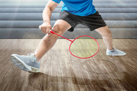 男子用羽毛球拍打羽毛球照片