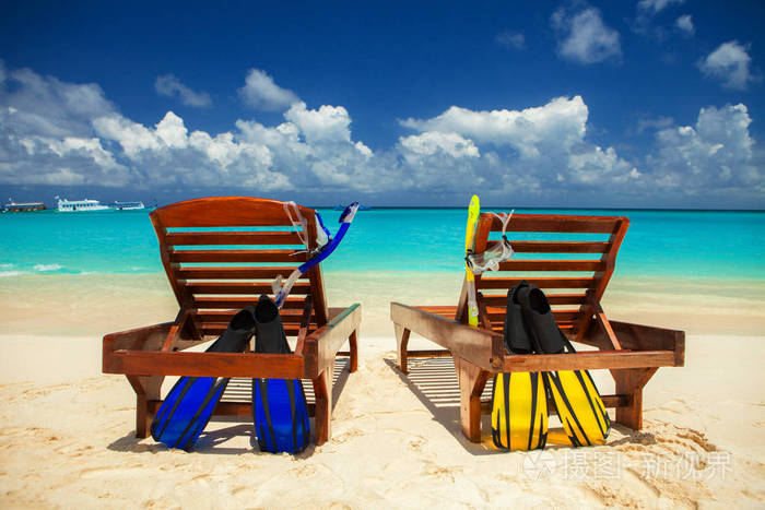 天堂假期快乐.在沙滩上的白色沙滩上放松一下.快乐的海洋生活方式.