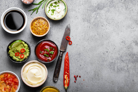 烹调不同的酱汁照片