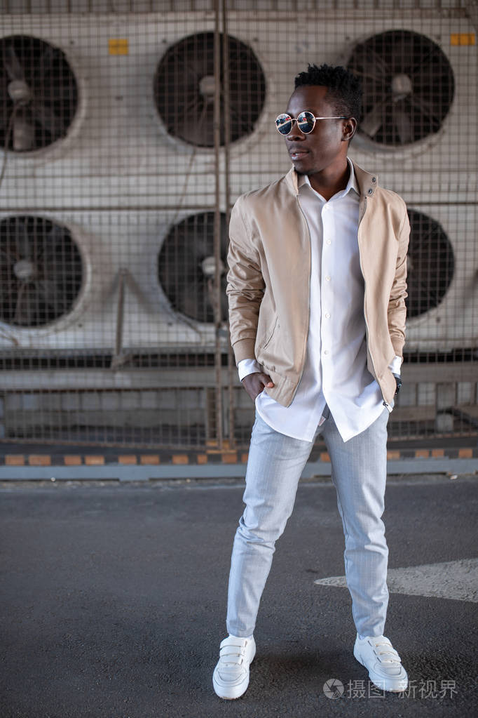 街上穿着夹克白衬衫的英俊的黑人年轻人