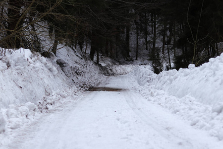 道路两边的雪堆高达两米.这个国家的严冬照片