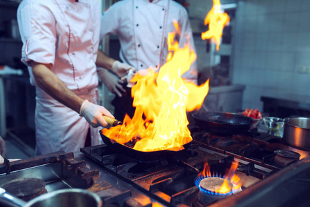 火气烧在铁锅上,把火搅得很烫.照片