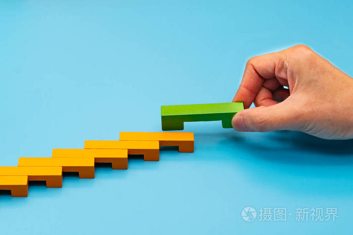 经营理念为成长成功的过程 手工堆垛木块为阶梯照片 正版商用图片2mj1o8 摄图新视界