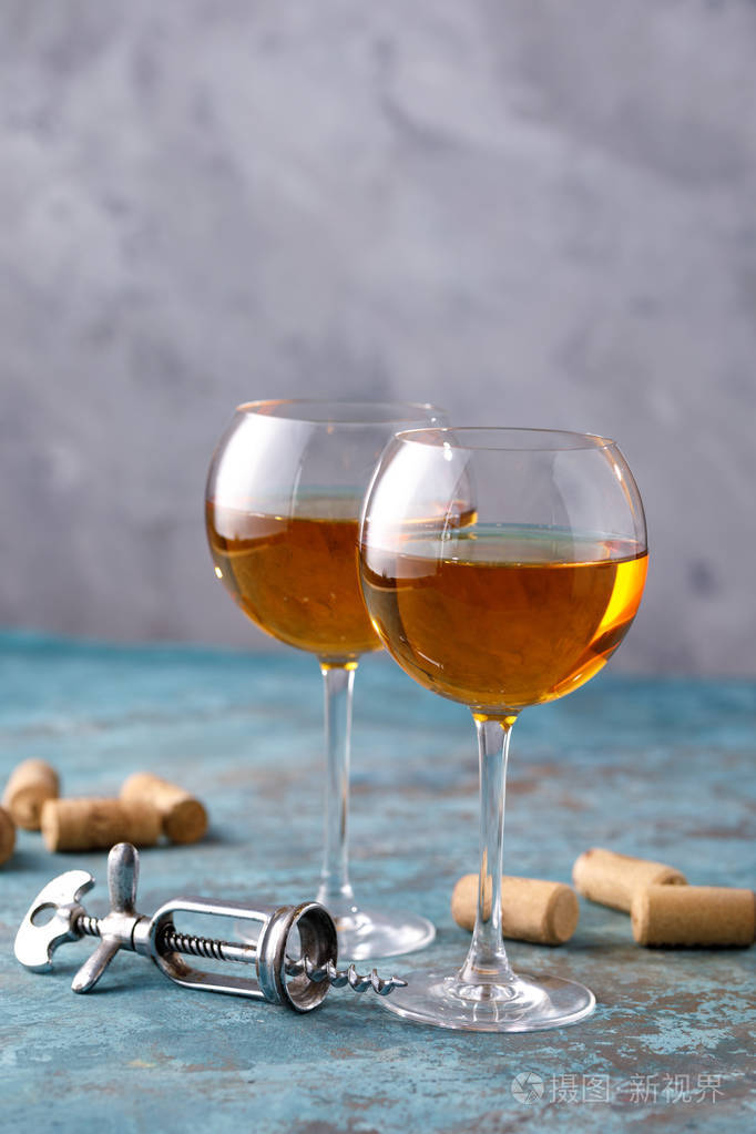 两杯白葡萄酒背景是质感复制空间放你的文字的地方