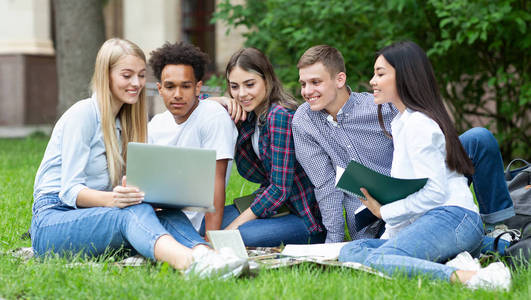 大学校园集体项目学习图片