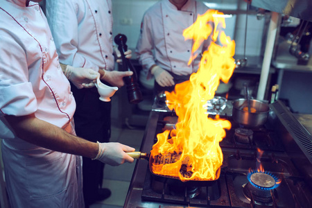 厨房着火了火气烧在铁锅上,把火搅得很烫照片