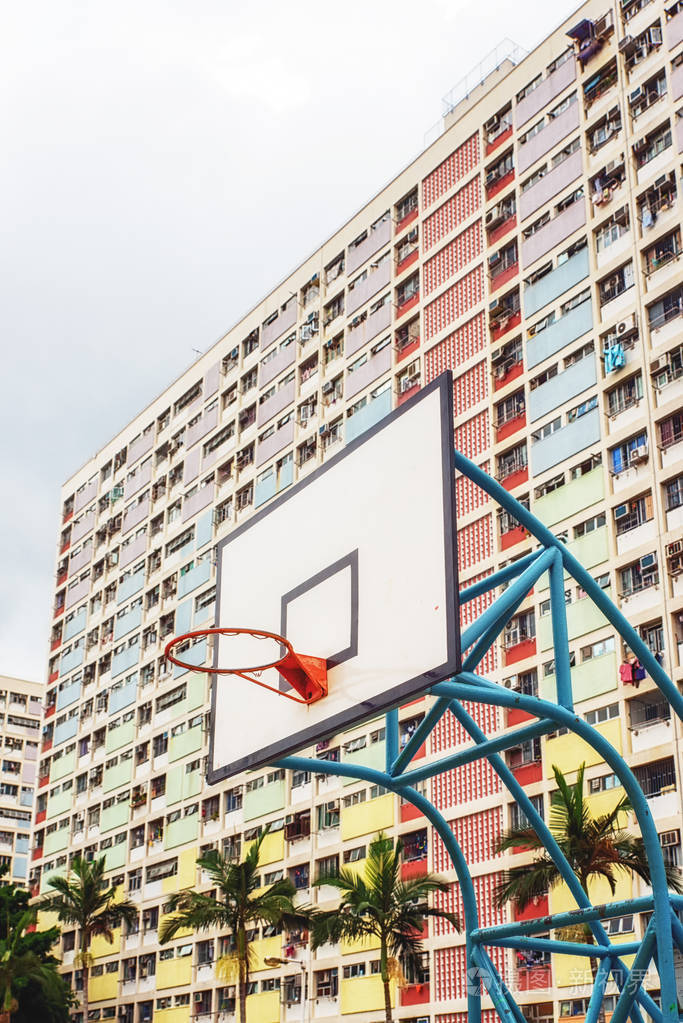 彩虹彩色篮球场,以windows为背景