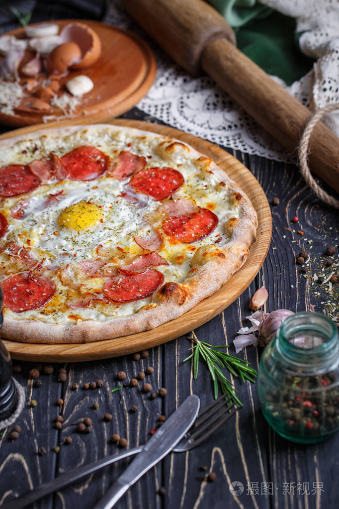 鸡蛋香肠披萨一块披萨