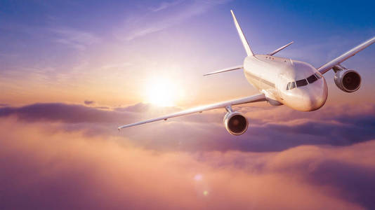 在云端飞行的商务飞机照片