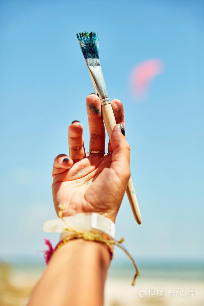 漂亮的手拿着刷子.照片-正版商用图片2mjoqc-摄图新视界