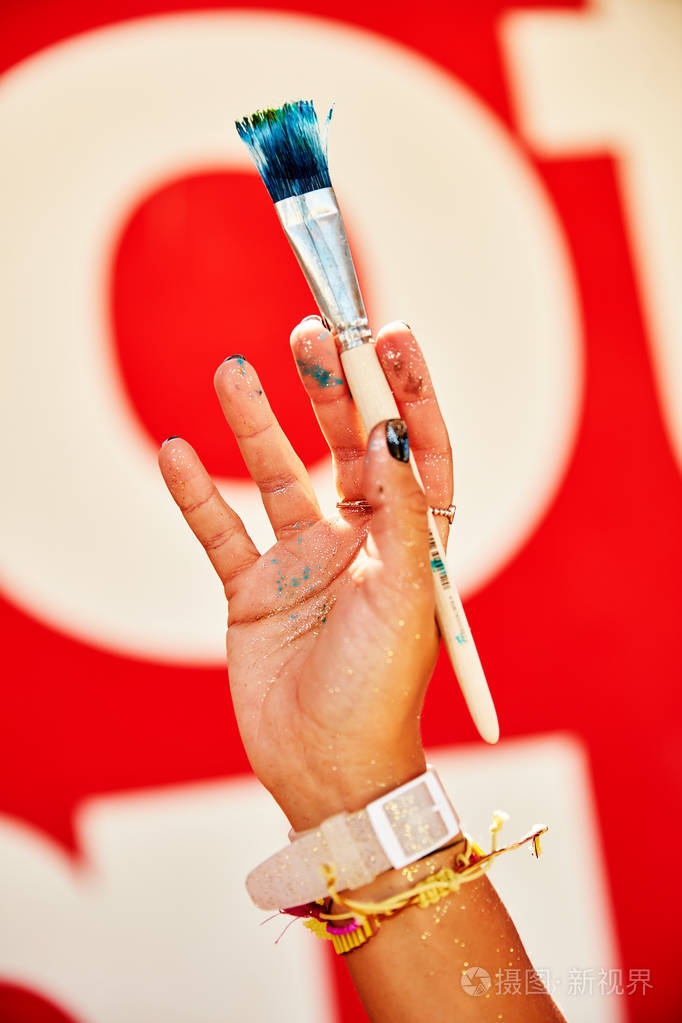 手拿着刷子.照片-正版商用图片2mjxsl-摄图新视界