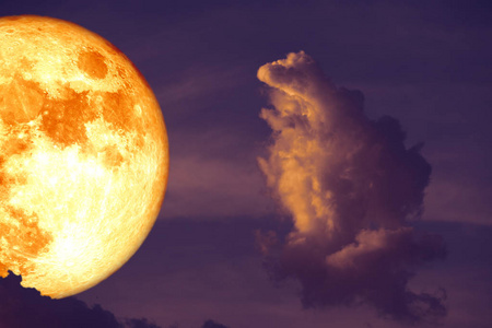 超级血草莓月亮回到剪影云日落图片
