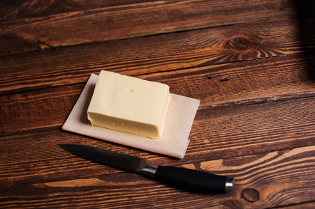 木桌上的一块黄油照片