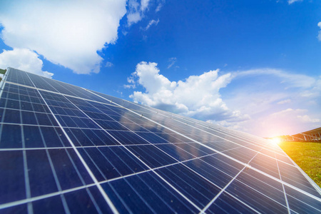 天空背景上的太阳能电池板.太阳能发电厂.蓝色太阳能电池板.替代电源.