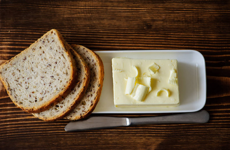 桌子上的一块黄油照片