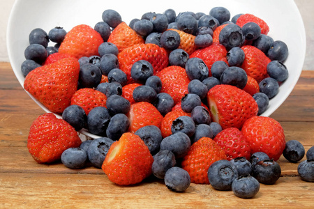 草莓和蓝莓混在一起照片