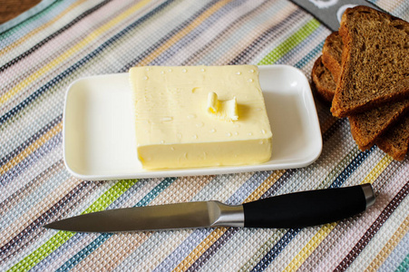 桌子上的一块黄油照片