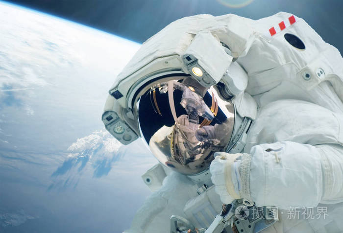 太空人在外太空中,以地球为背景,穿着太空服的宇航员.