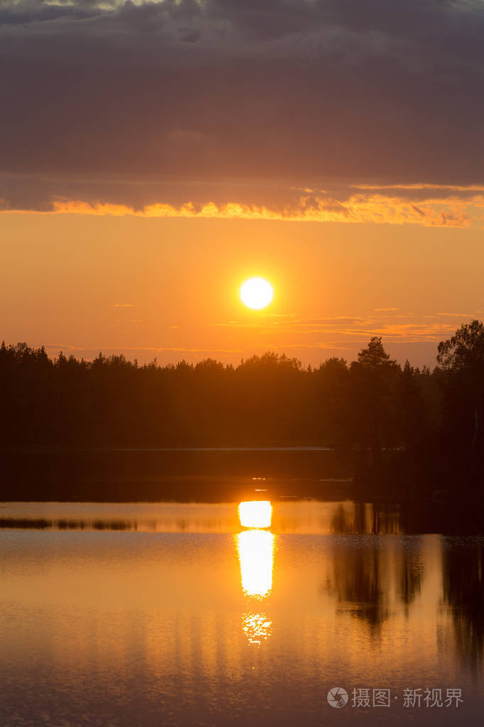 森林湖上的夕阳照片-正版商用图片2mkei8-摄图新视界