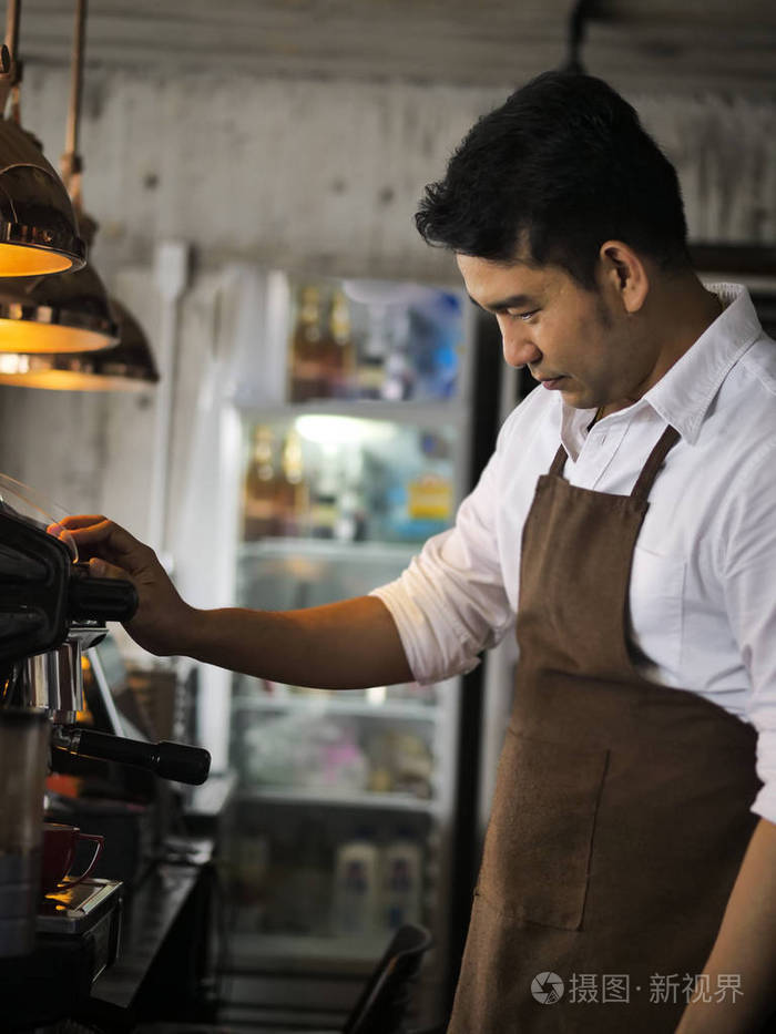 快乐的亚洲咖啡师在咖啡厅工作生活方式理念