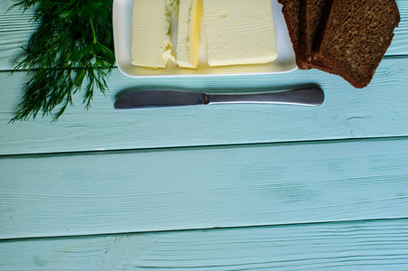 桌子上的一块黄油照片