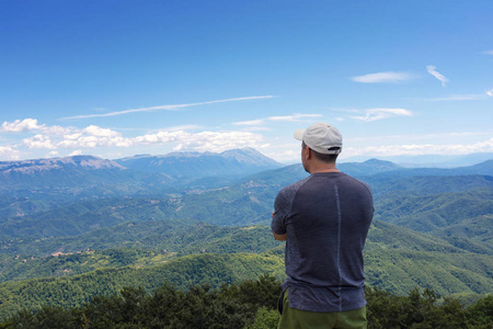 探险家观察地平线上的风景图片